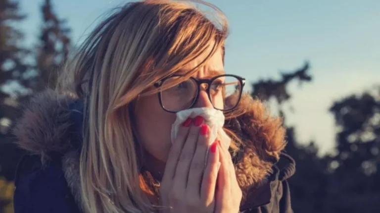 alergia vacunatorio israel primavera mes de la patria septiembre mujer con lentes estornudo pañuelo chile