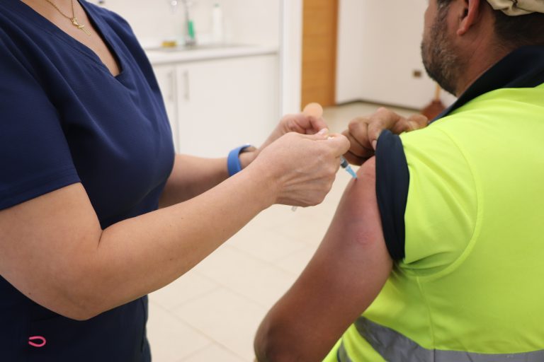 persona vacunandose operativo vacunación municipalidad vacunas enfermera trabajador empresas vacunatorio israel